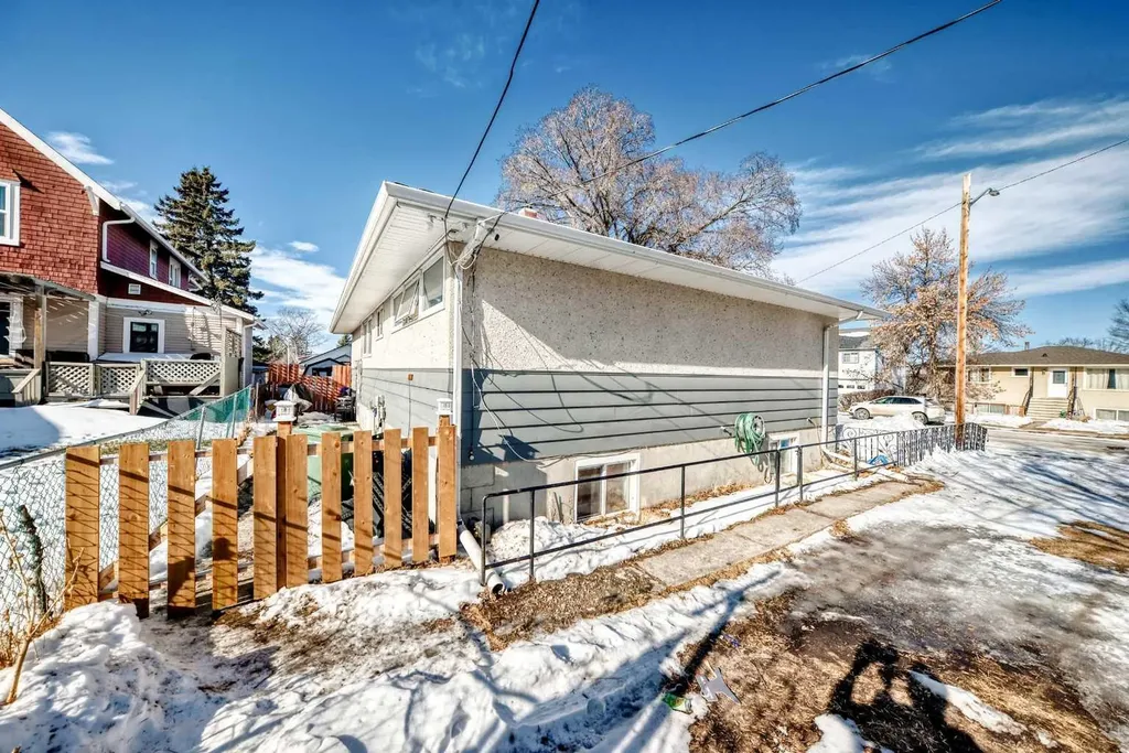 4939 45 Street Innisfail AB T4G 1M4