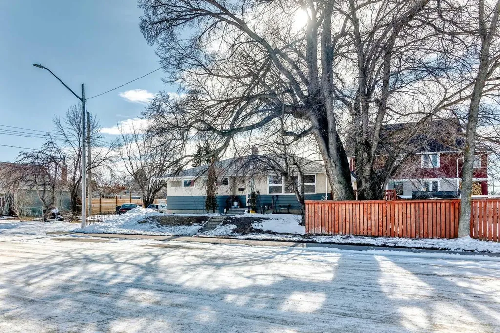 4939 45 Street Innisfail AB T4G 1M4