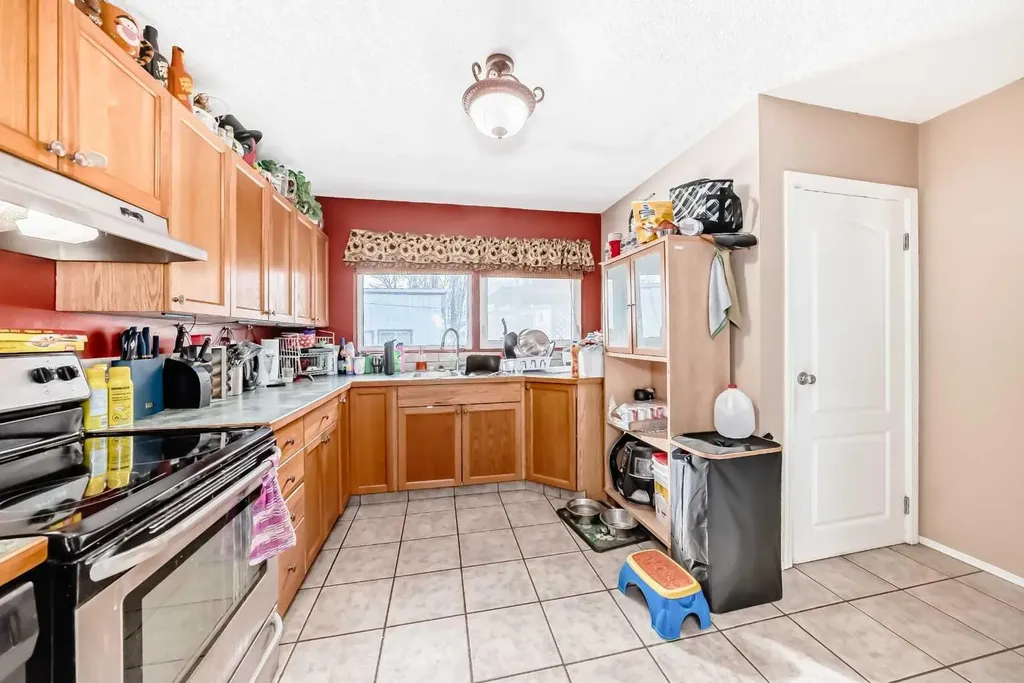 4939 45 Street Innisfail AB T4G 1M4