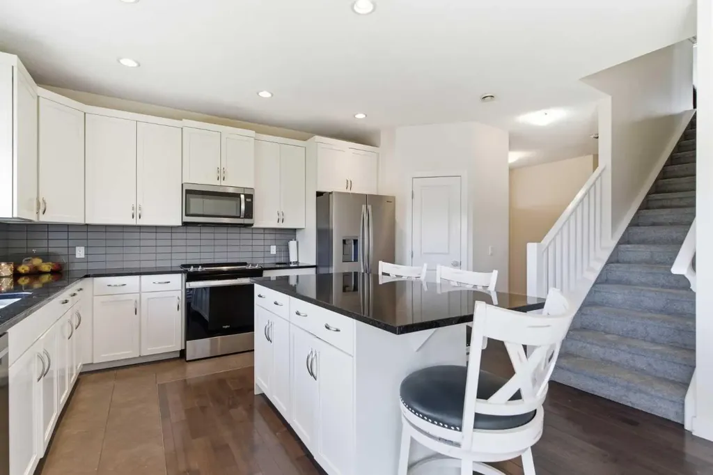 21 Evansview Manor NW Calgary AB T3P 0J7