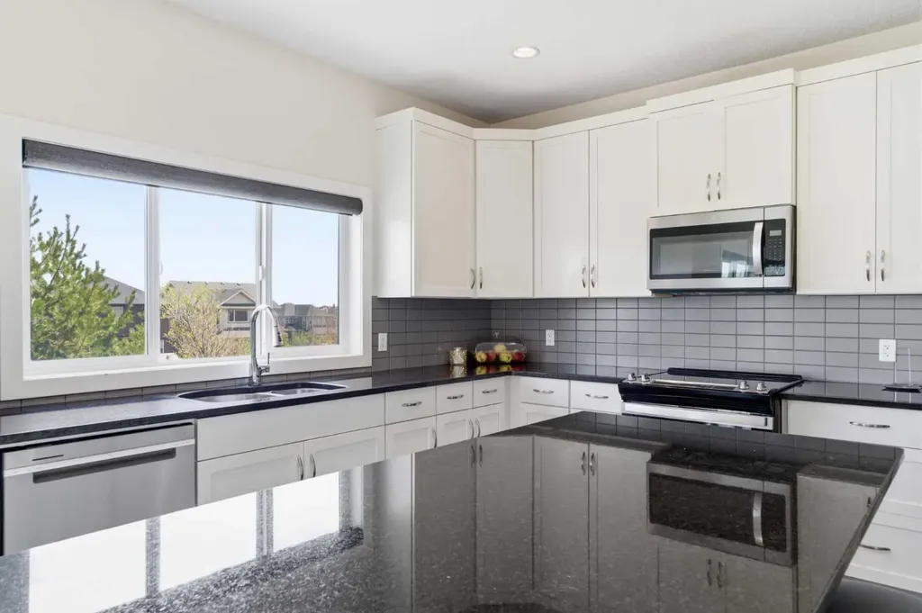 21 Evansview Manor NW Calgary AB T3P 0J7