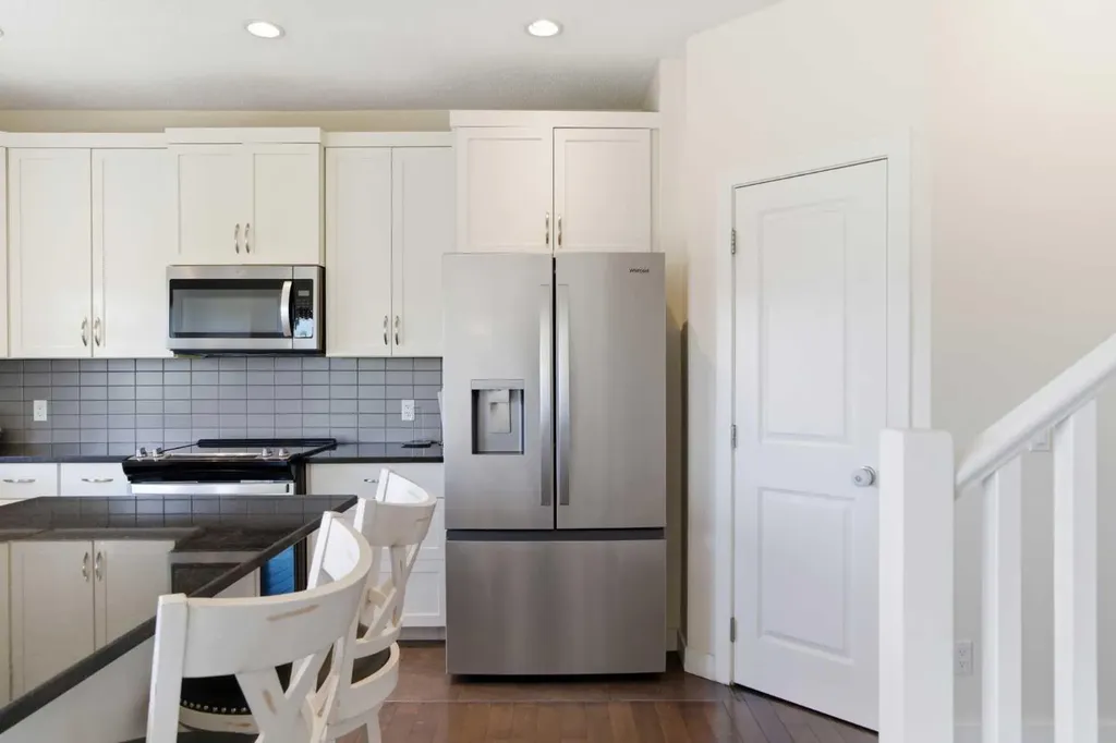 21 Evansview Manor NW Calgary AB T3P 0J7