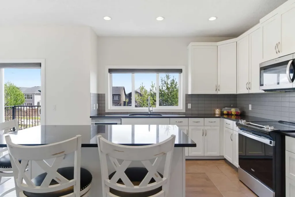 21 Evansview Manor NW Calgary AB T3P 0J7
