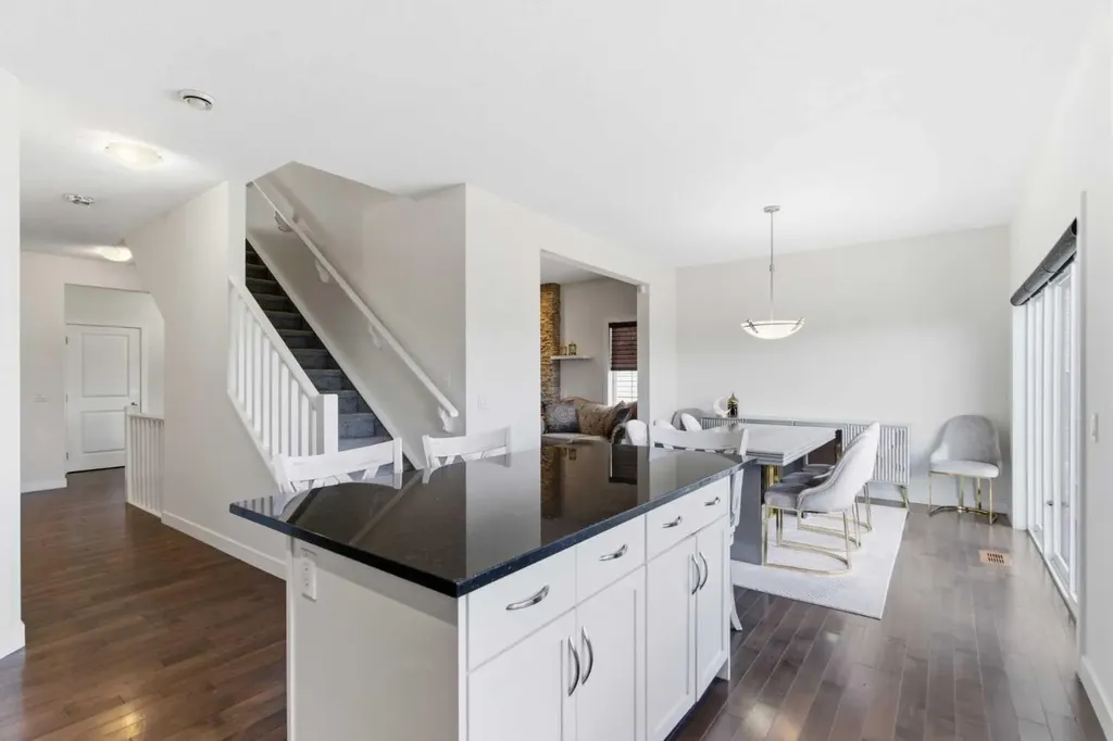 21 Evansview Manor NW Calgary AB T3P 0J7