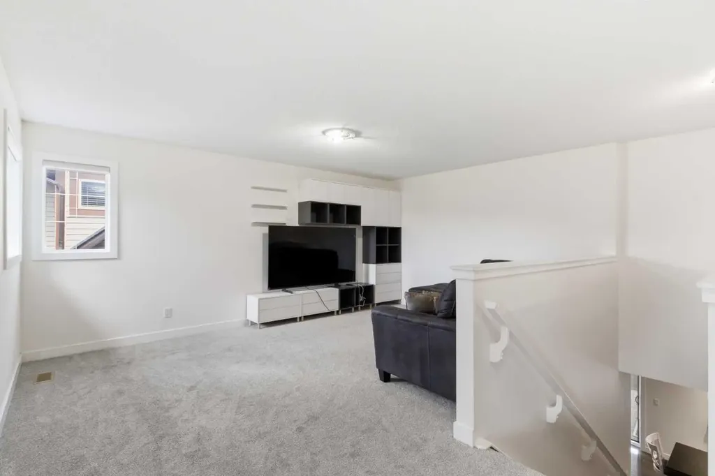 21 Evansview Manor NW Calgary AB T3P 0J7