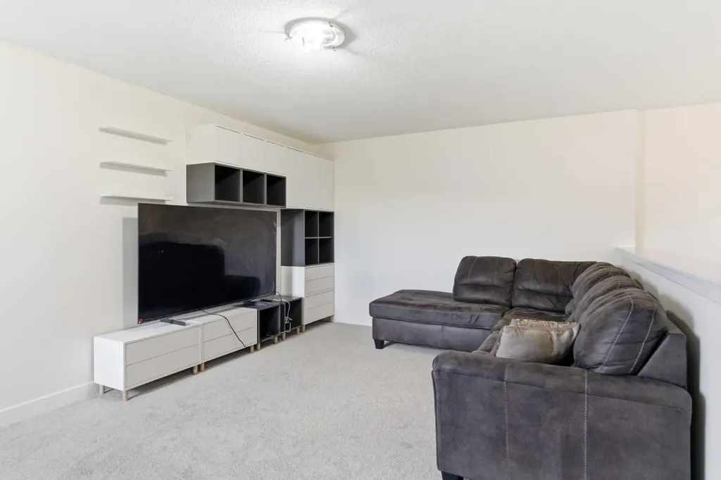 21 Evansview Manor NW Calgary AB T3P 0J7