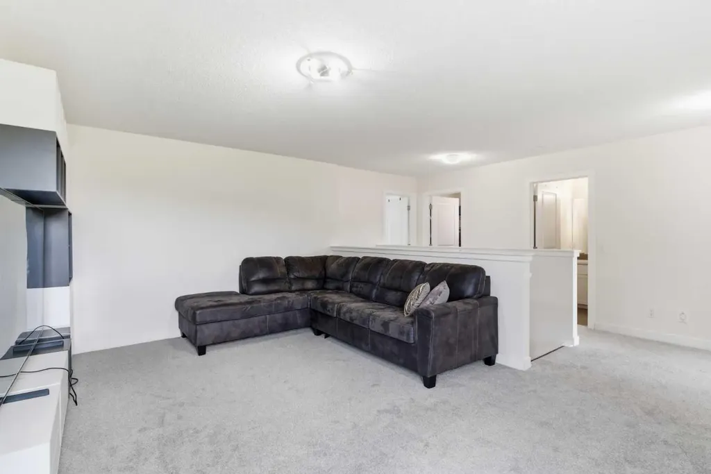 21 Evansview Manor NW Calgary AB T3P 0J7