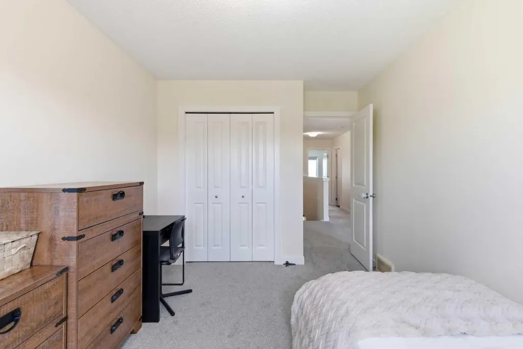 21 Evansview Manor NW Calgary AB T3P 0J7