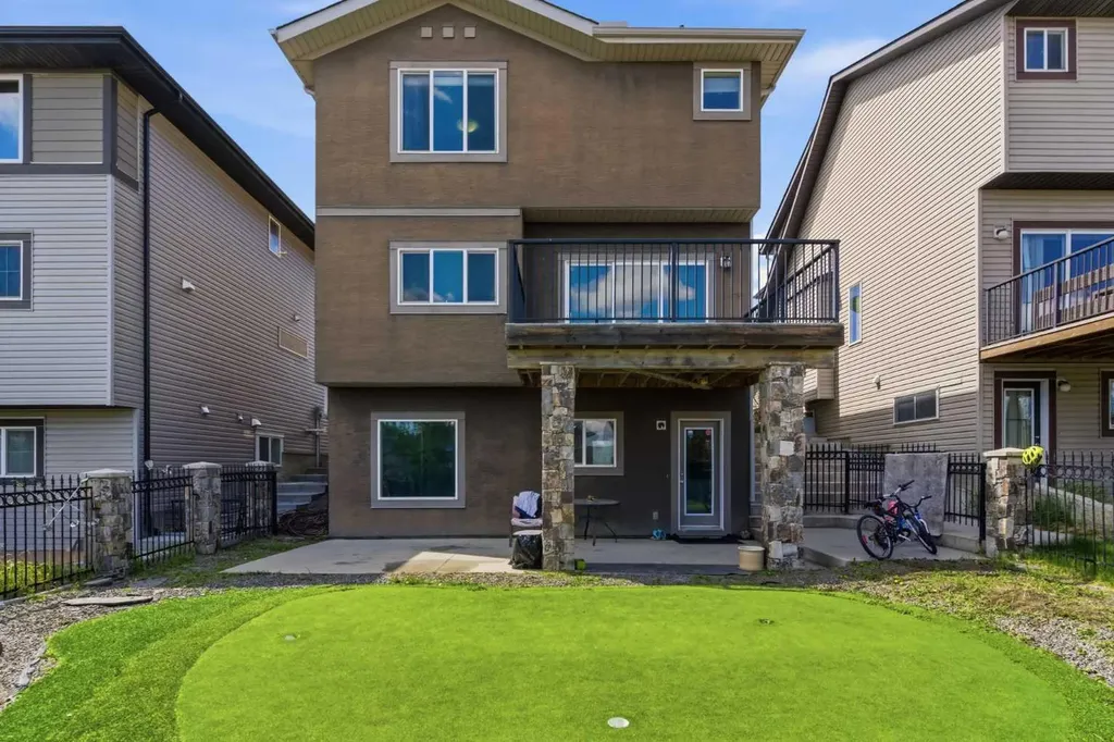 21 Evansview Manor NW Calgary AB T3P 0J7