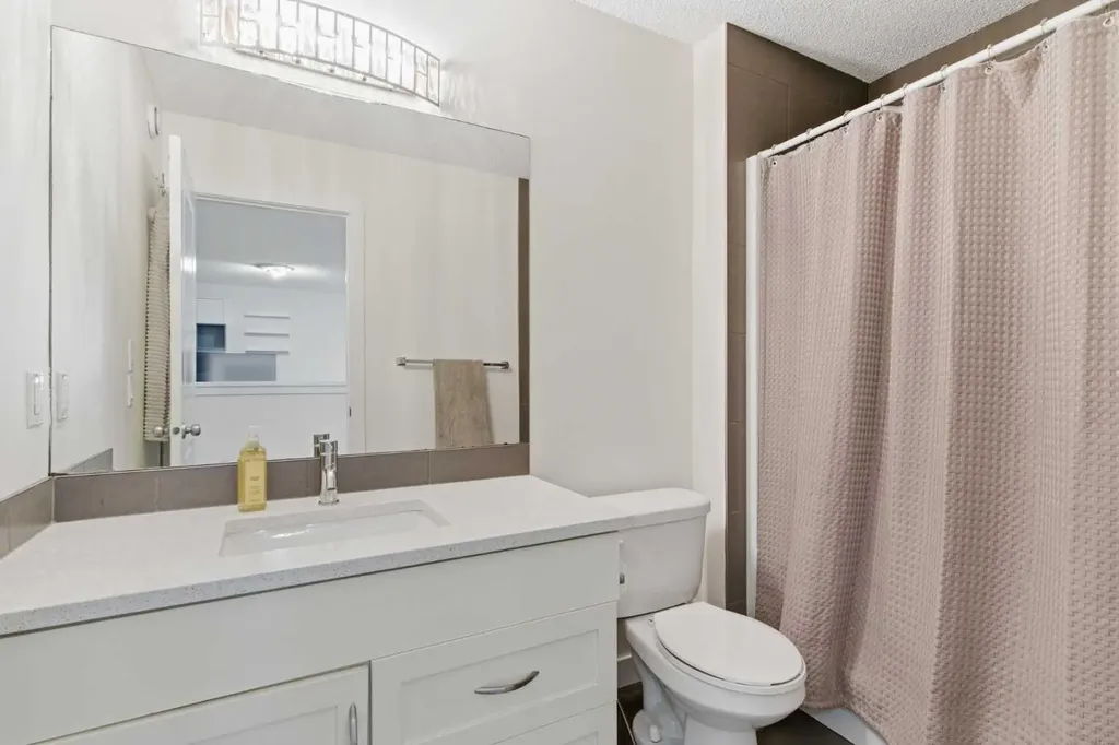 21 Evansview Manor NW Calgary AB T3P 0J7