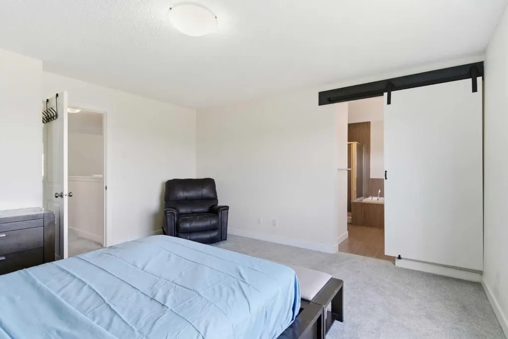 21 Evansview Manor NW Calgary AB T3P 0J7
