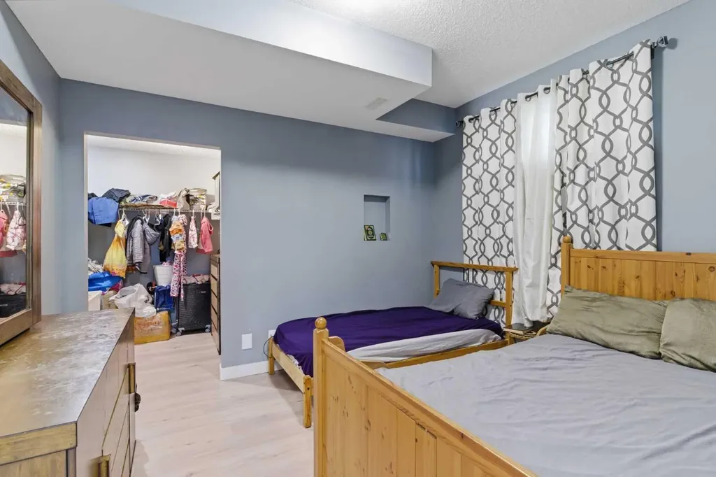 21 Evansview Manor NW Calgary AB T3P 0J7