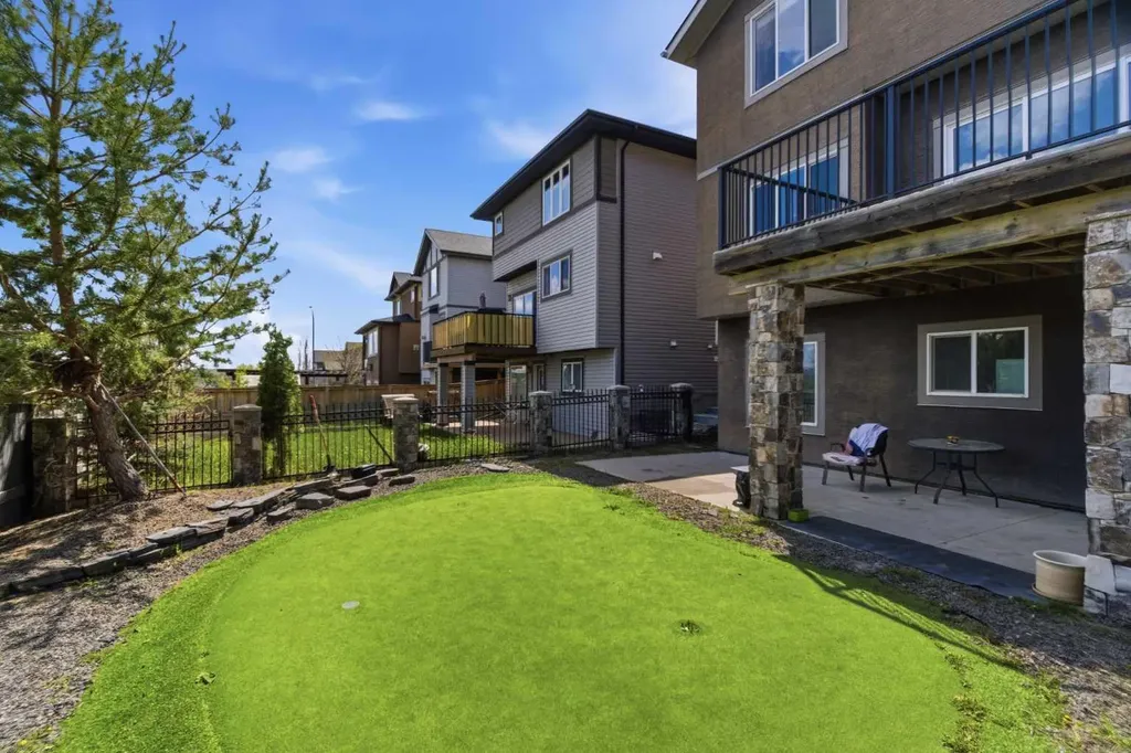 21 Evansview Manor NW Calgary AB T3P 0J7