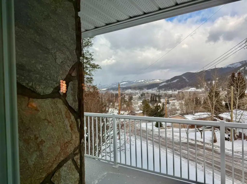 13521 15 Avenue Blairmore AB T0K 0E0