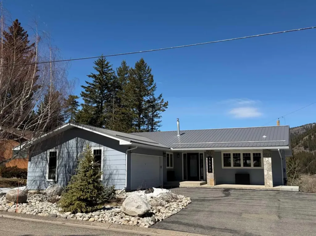 13521 15 Avenue Blairmore AB T0K 0E0