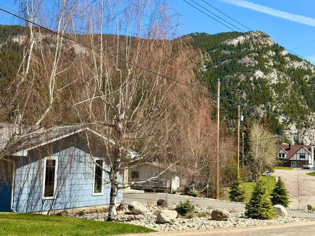 13521 15 Avenue Blairmore AB T0K 0E0