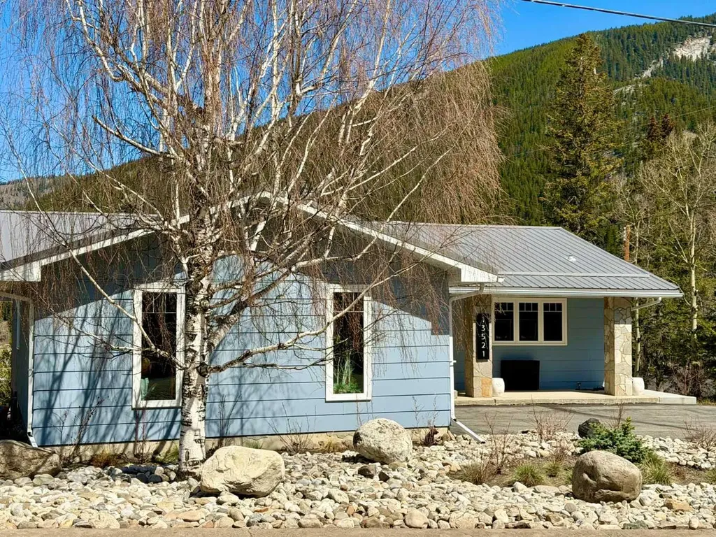 13521 15 Avenue Blairmore AB T0K 0E0