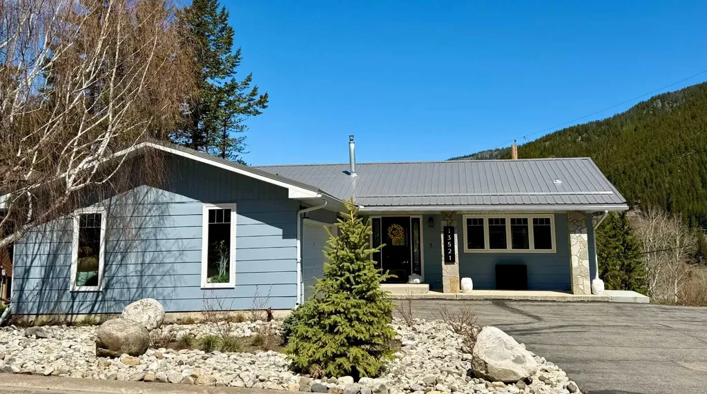 13521 15 Avenue Blairmore AB T0K 0E0
