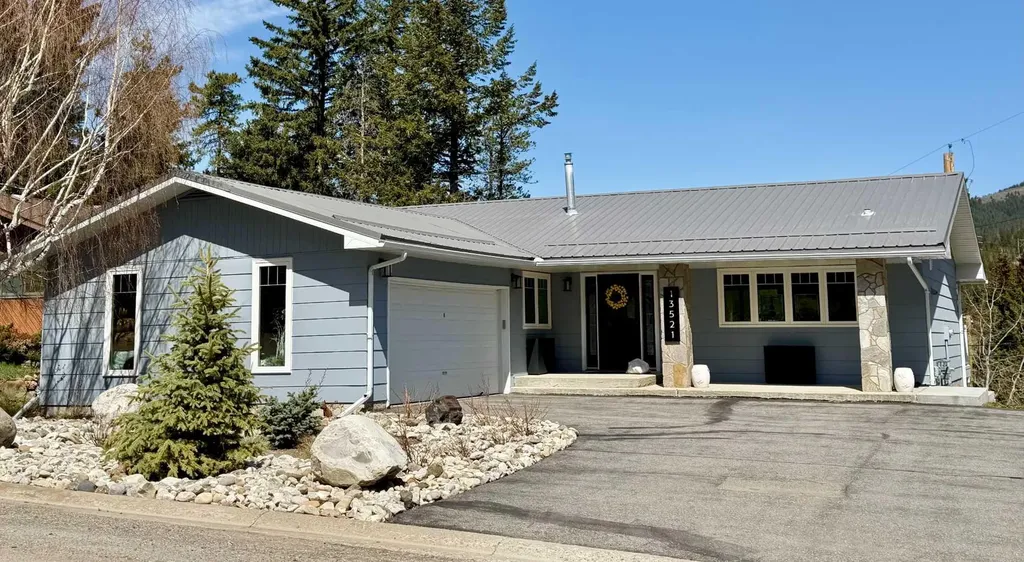 13521 15 Avenue Blairmore AB T0K 0E0