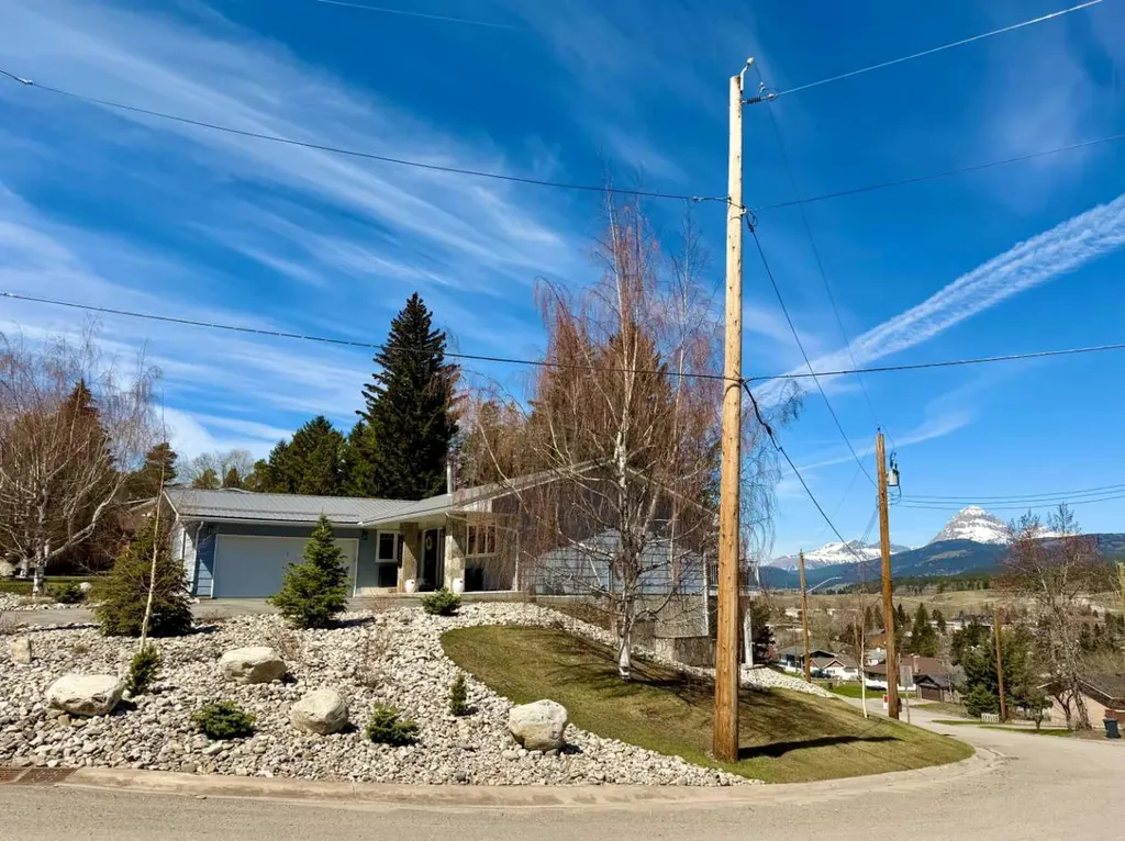 13521 15 Avenue Blairmore AB T0K 0E0