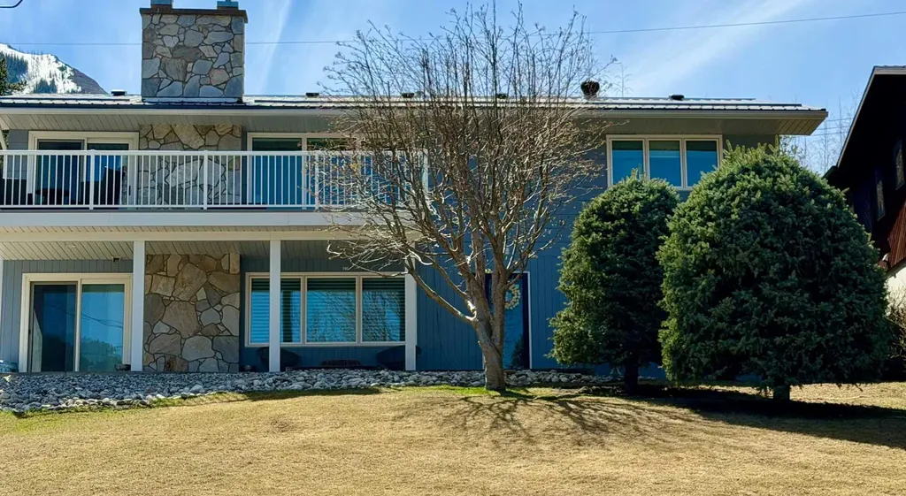 13521 15 Avenue Blairmore AB T0K 0E0