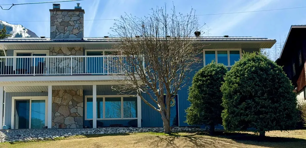 13521 15 Avenue Blairmore AB T0K 0E0