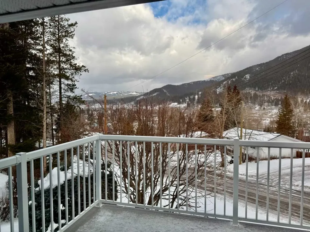 13521 15 Avenue Blairmore AB T0K 0E0