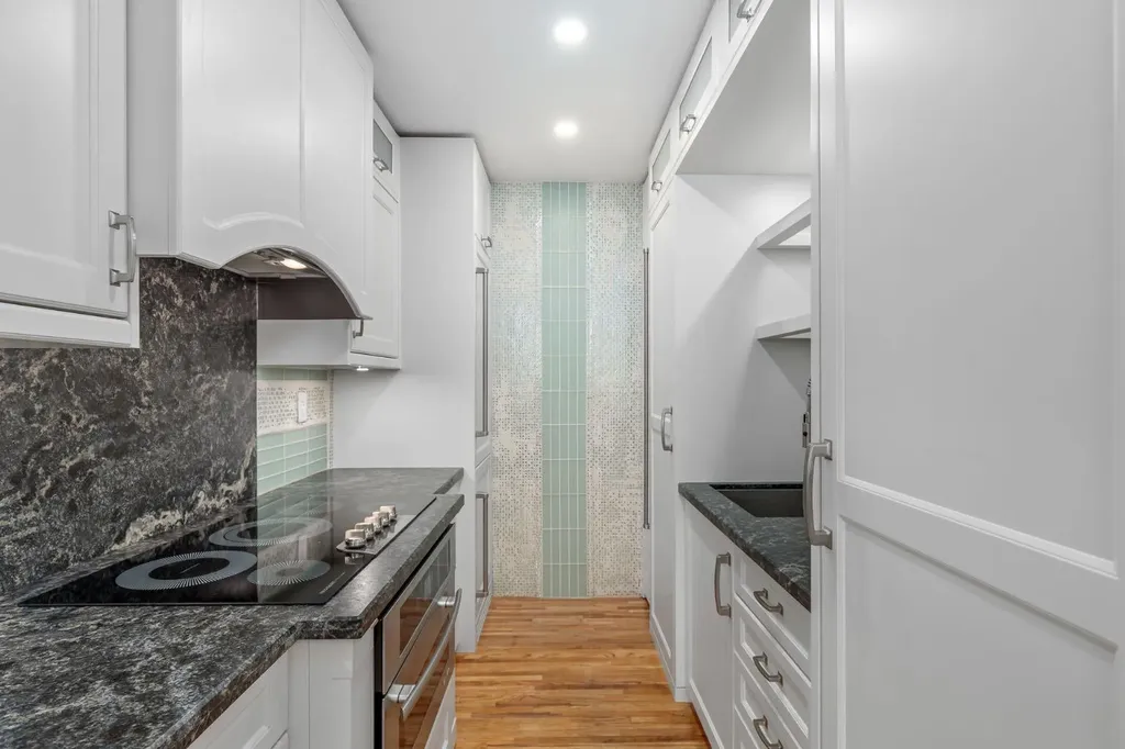 112 23 Avenue SW Calgary AB T2Z 5C7