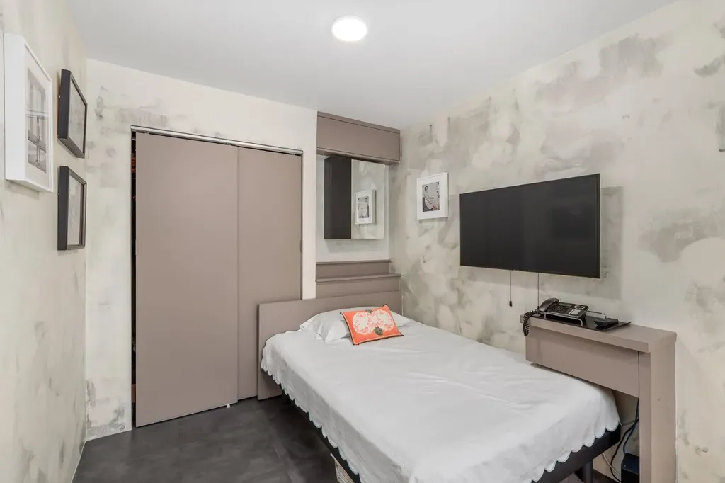 112 23 Avenue SW Calgary AB T2Z 5C7