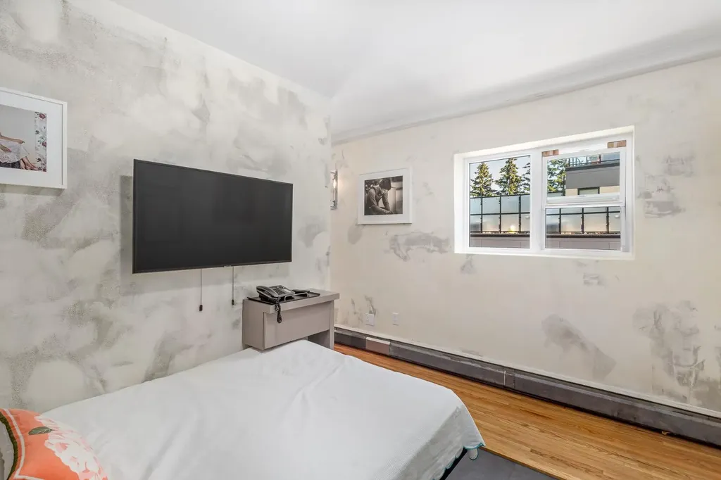 112 23 Avenue SW Calgary AB T2Z 5C7