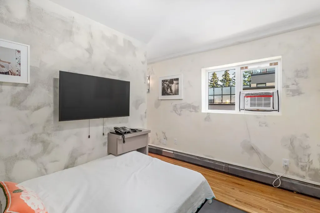 112 23 Avenue SW Calgary AB T2Z 5C7