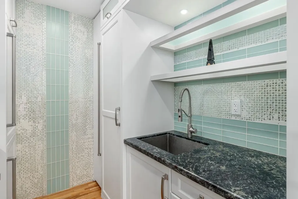 112 23 Avenue SW Calgary AB T2Z 5C7