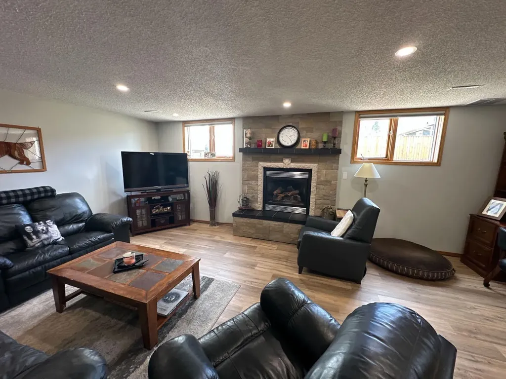 7129 99a Street S Peace River AB T8S 1B2