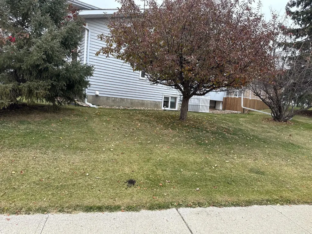 7129 99a Street S Peace River AB T8S 1B2
