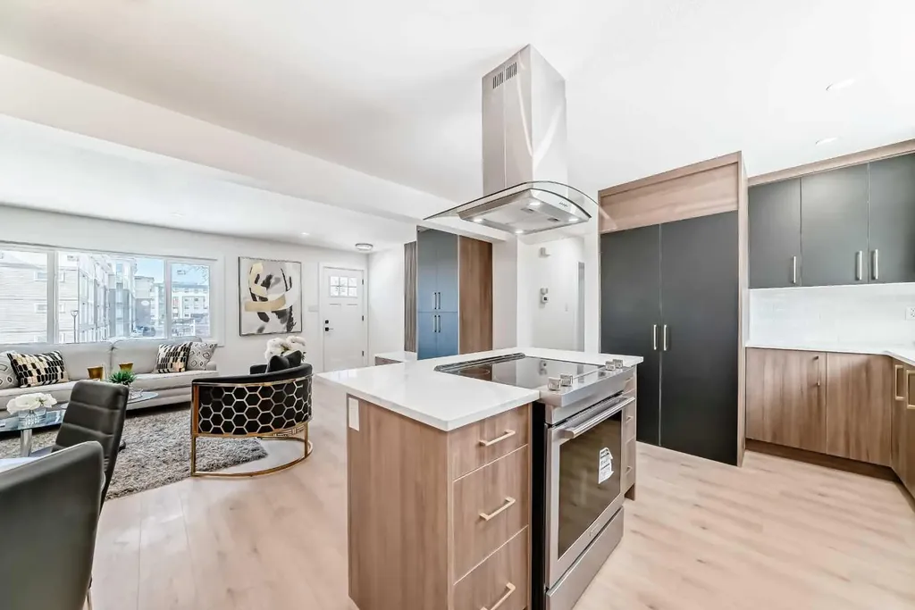4936 45 Street SW Calgary AB T3E 3W4