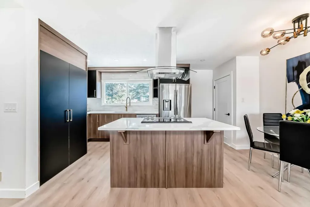 4936 45 Street SW Calgary AB T3E 3W4