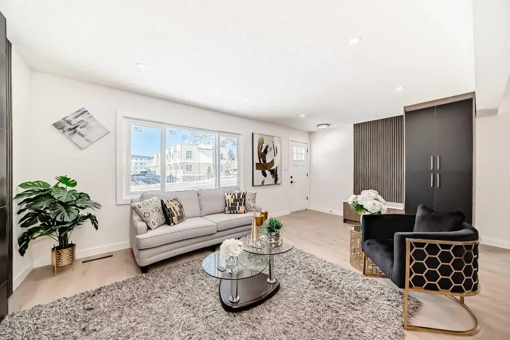 4936 45 Street SW Calgary AB T3E 3W4