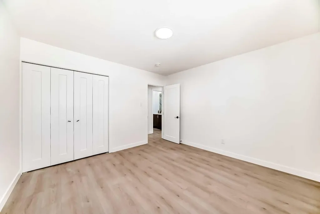 4936 45 Street SW Calgary AB T3E 3W4