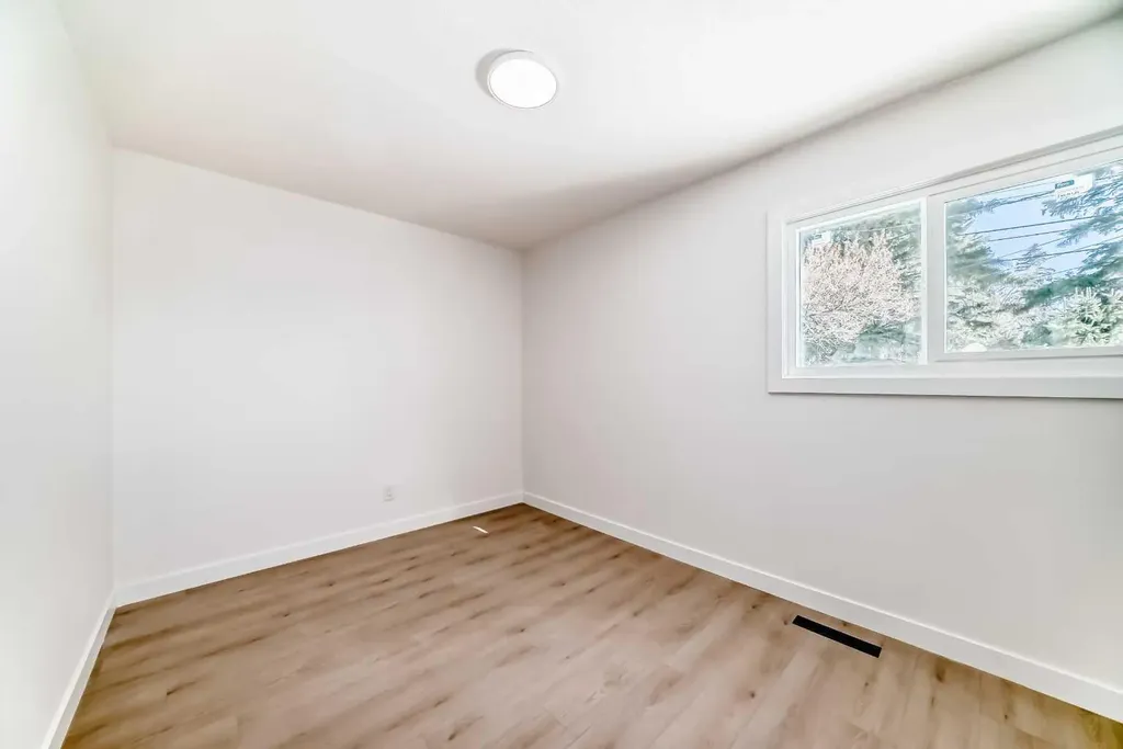 4936 45 Street SW Calgary AB T3E 3W4