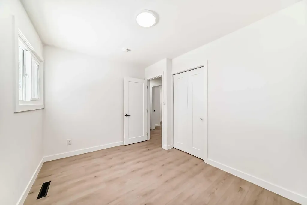 4936 45 Street SW Calgary AB T3E 3W4