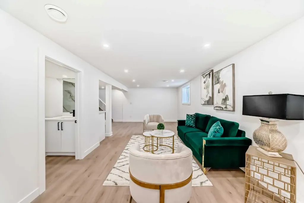 4936 45 Street SW Calgary AB T3E 3W4