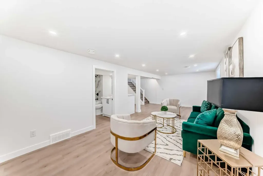 4936 45 Street SW Calgary AB T3E 3W4