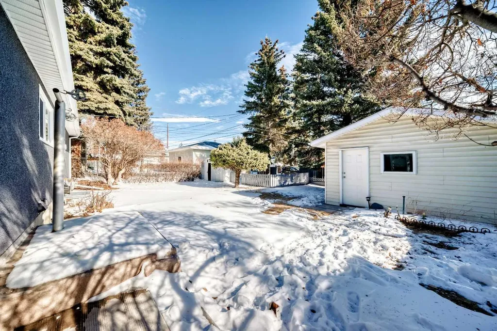 4936 45 Street SW Calgary AB T3E 3W4