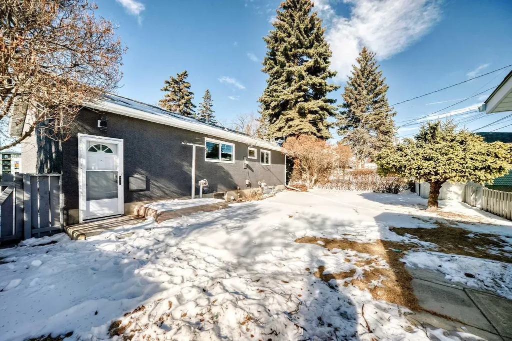 4936 45 Street SW Calgary AB T3E 3W4