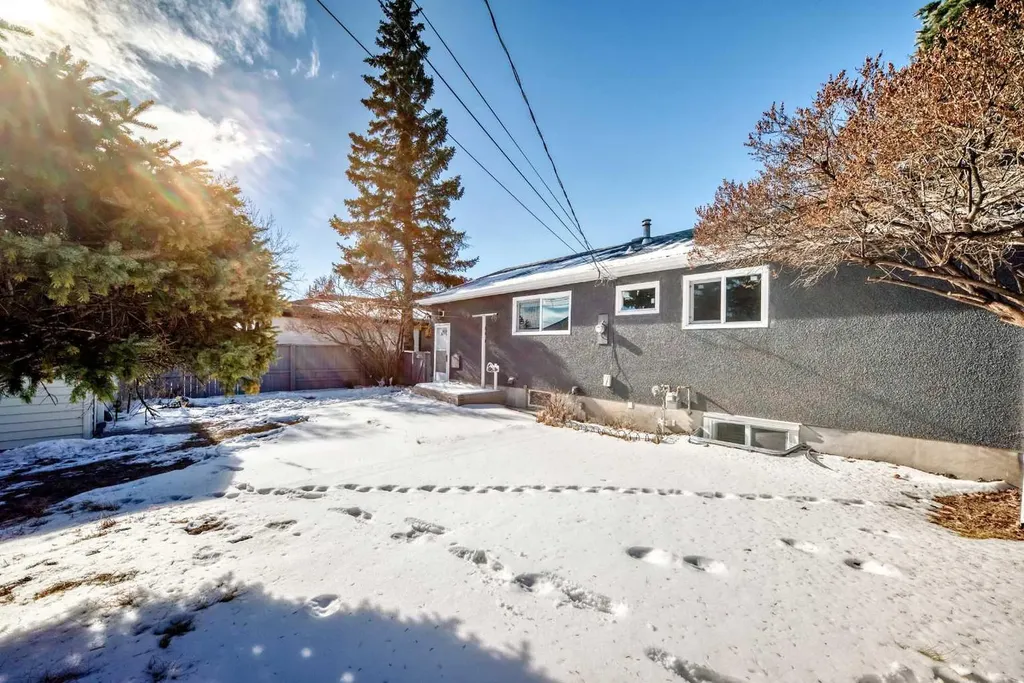 4936 45 Street SW Calgary AB T3E 3W4
