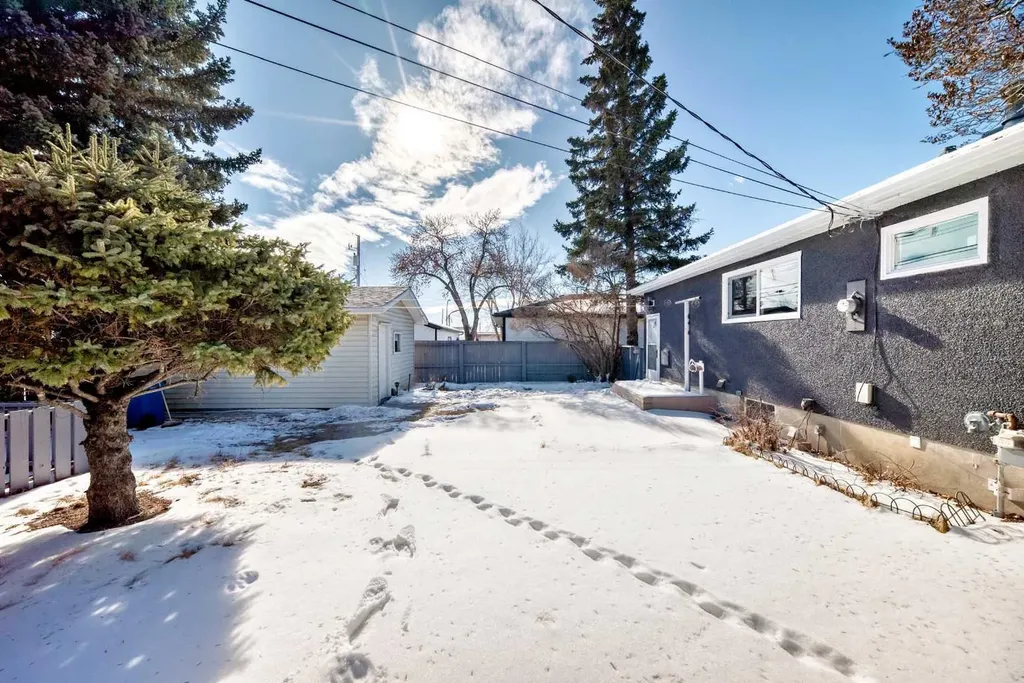 4936 45 Street SW Calgary AB T3E 3W4