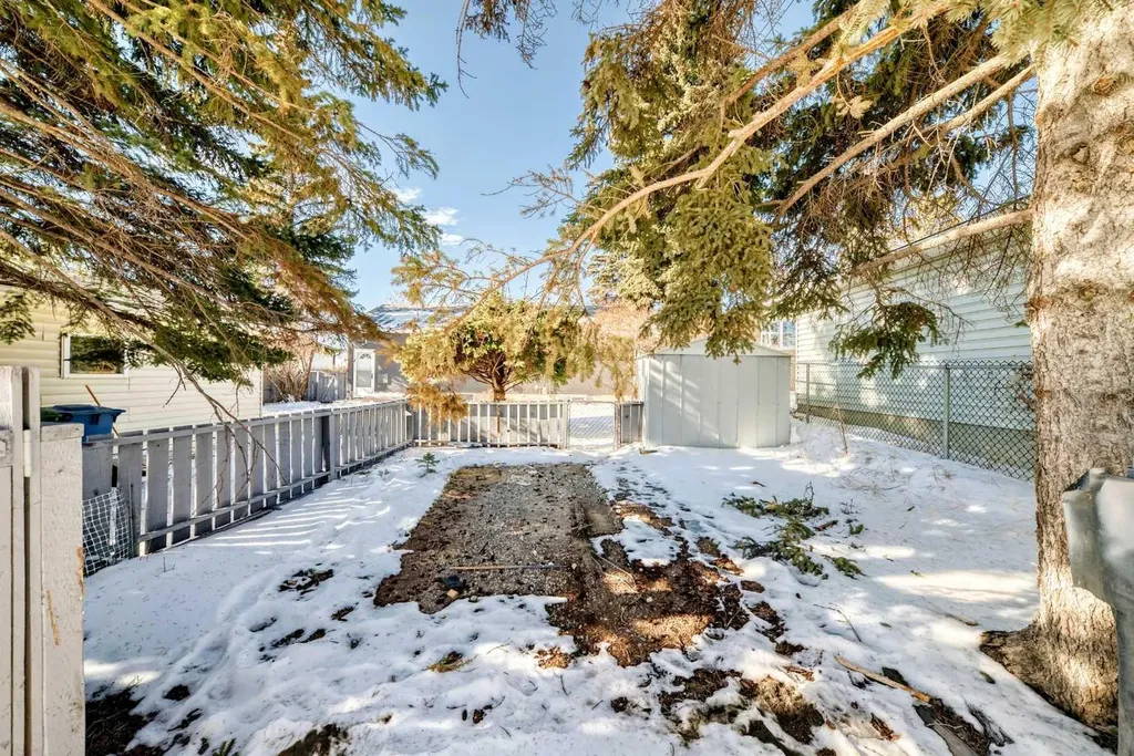 4936 45 Street SW Calgary AB T3E 3W4