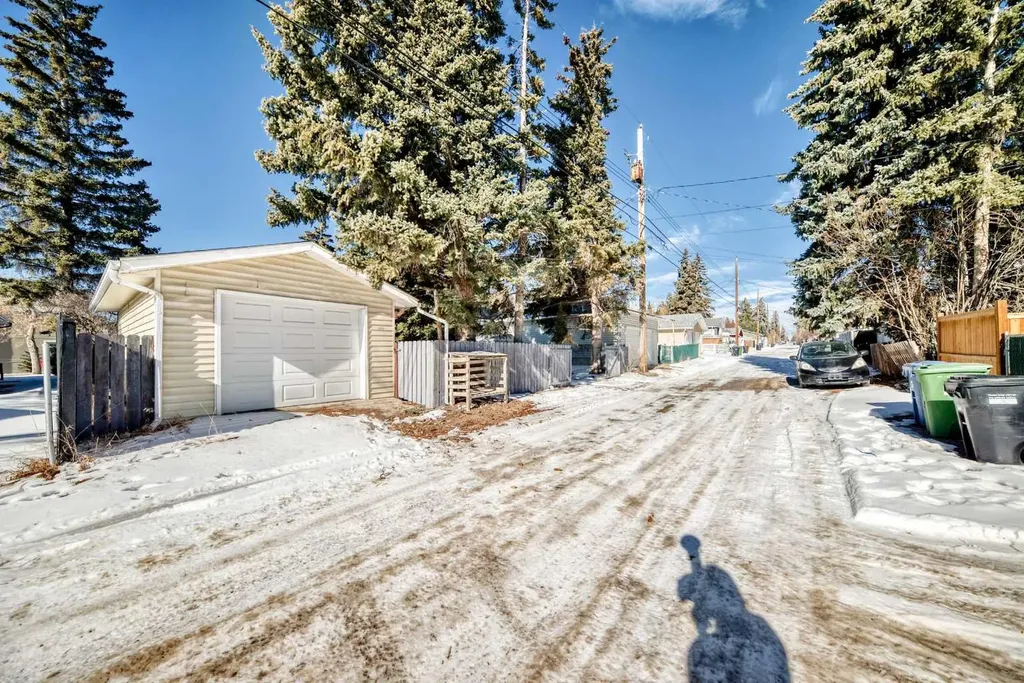 4936 45 Street SW Calgary AB T3E 3W4