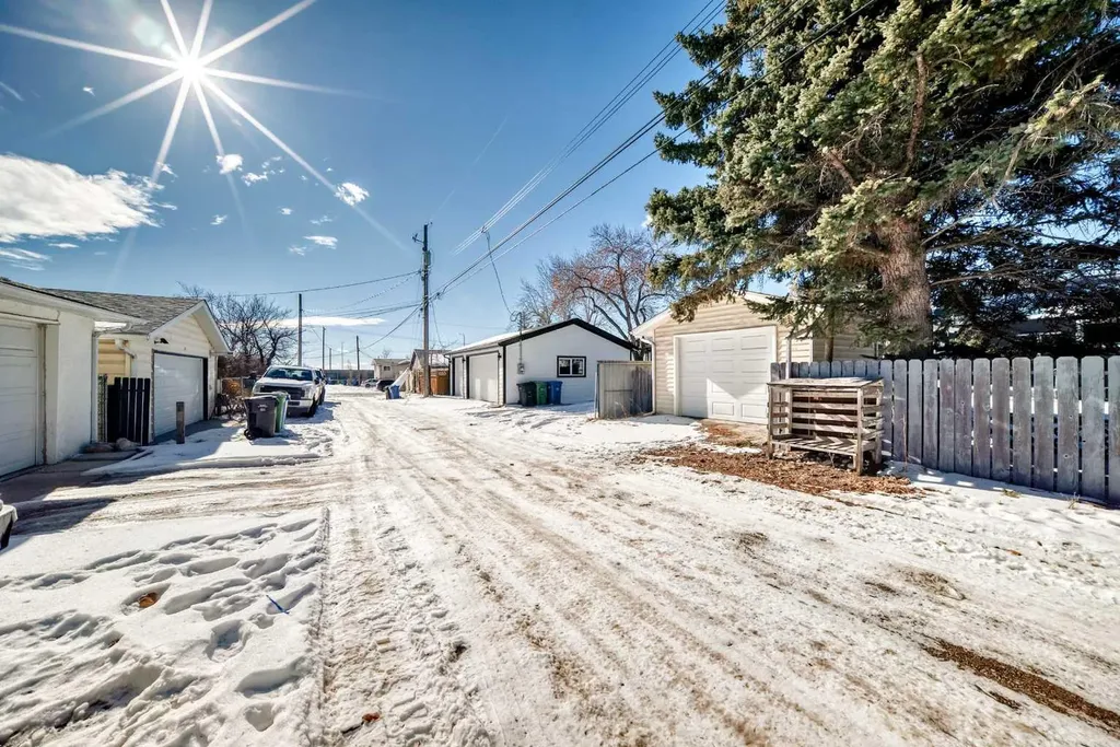 4936 45 Street SW Calgary AB T3E 3W4