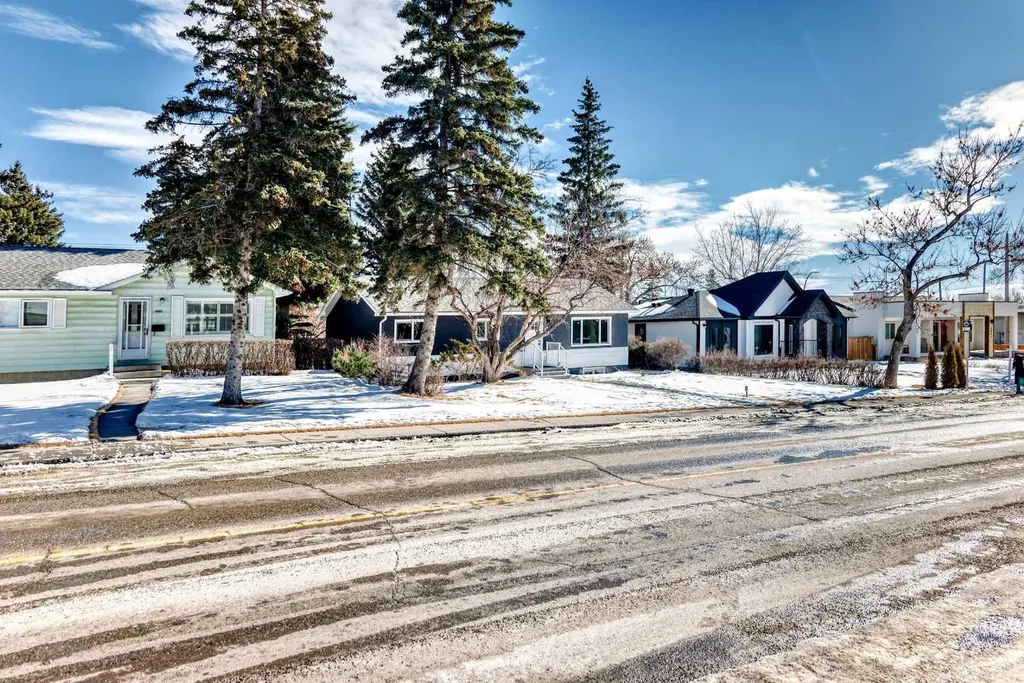4936 45 Street SW Calgary AB T3E 3W4